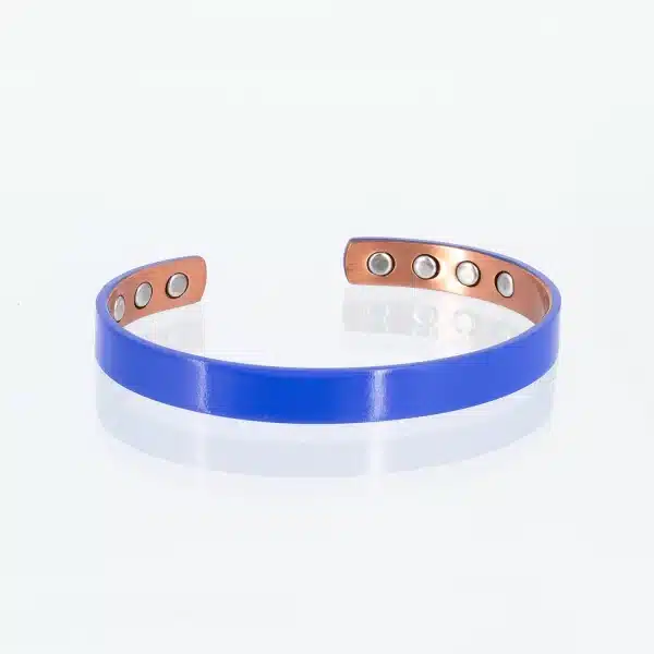 Ein Magnetreif aus Kupfer mit einer blauen Beschichtung