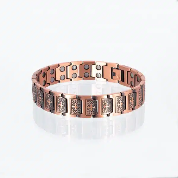 Ein doppelreihiges Magnetarmband aus Kupfer mit Kreuzmotiven