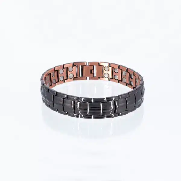 Ein doppelreihiges Magnetarmband aus Kupfer mit einer schwarzen Beschichtung