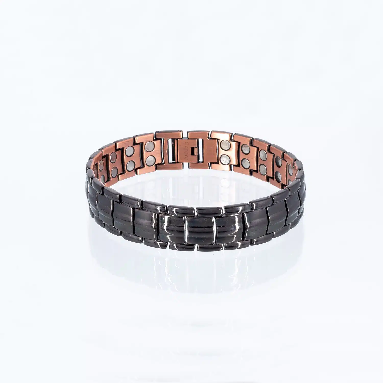 Ein doppelreihiges Magnetarmband aus Kupfer mit einer schwarzen Beschichtung