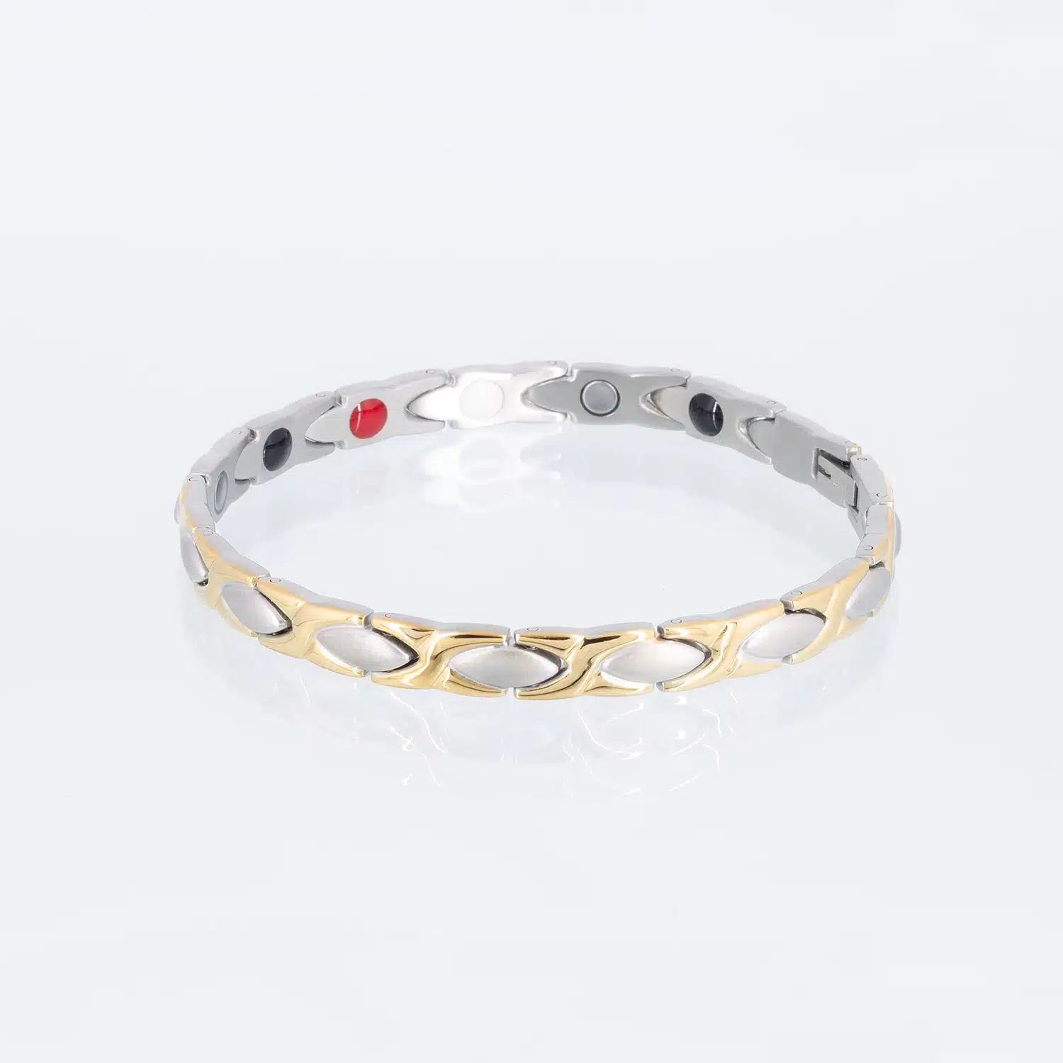 Ein silbernes Energiearmband mit silbernen Ellipsen und goldenen Kreuzen