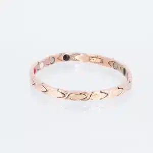 Ein rosegoldenes Energiearmband mit Ellipsen und Kreuzen, glänzend poliert