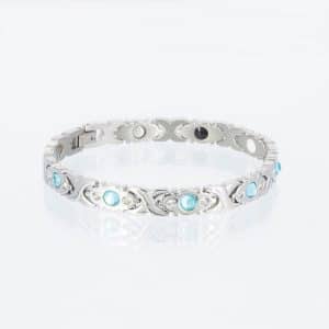 Ein silbernes Energiearmband mit hellblauen Zirkoniasteinen