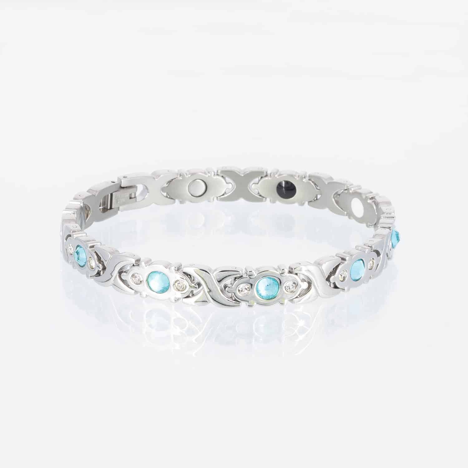 Ein silbernes Energiearmband mit hellblauen Zirkoniasteinen