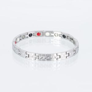 Silbernes Energiearmband mit einer feinen Struktur