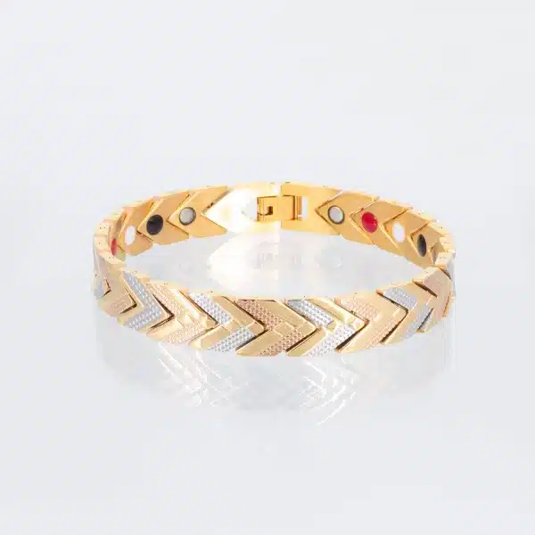 Ein dreifarbiges Energiearmband in den Farben silber, gold und rosegold