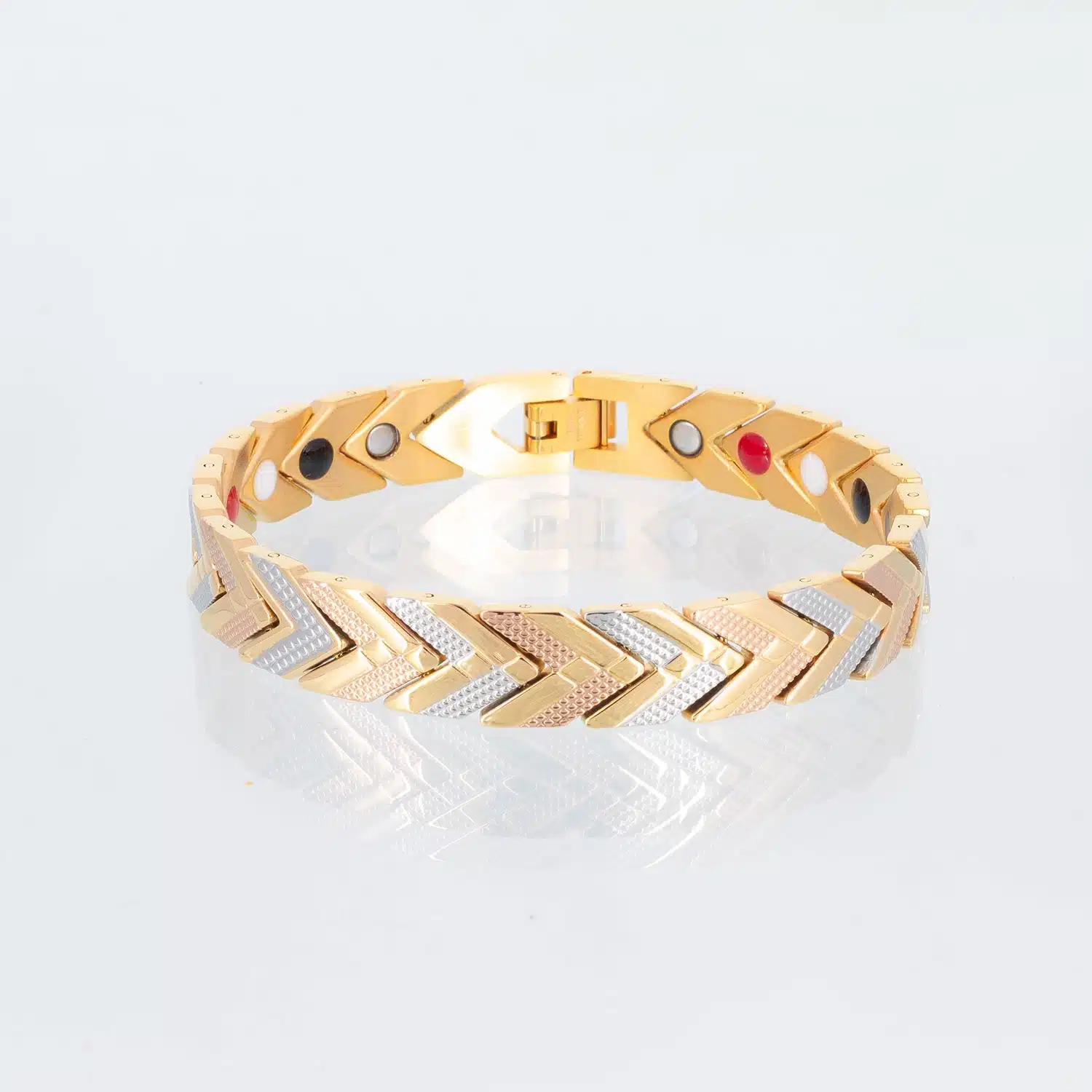 Ein dreifarbiges Energiearmband in den Farben silber, gold und rosegold