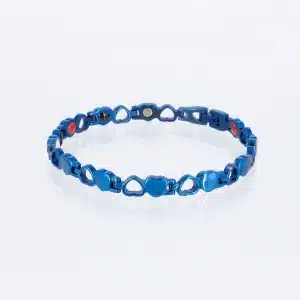 Ein blaues Energiearmband mit glänzenden Herzen