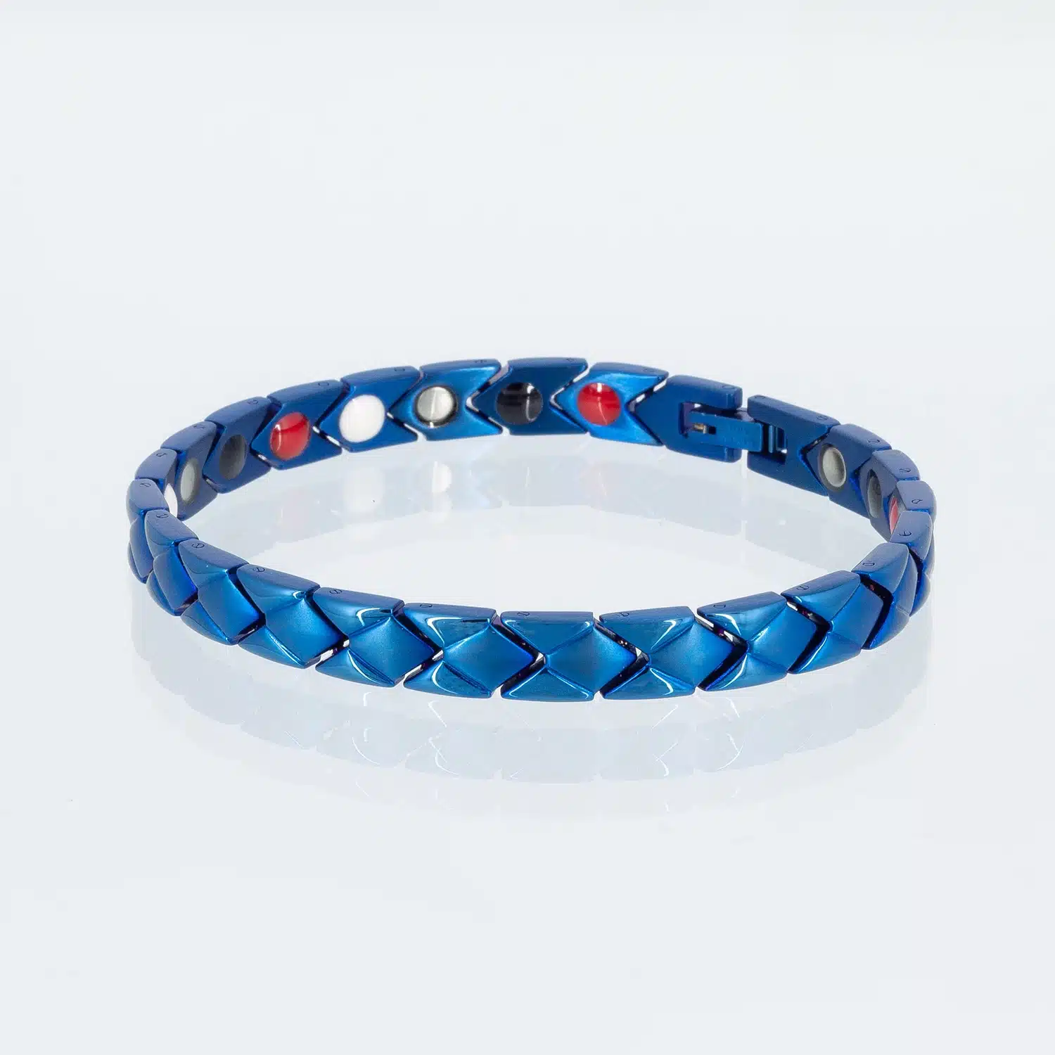 Ein Energiearmband mit Rauten und einer blauen Beschichtung