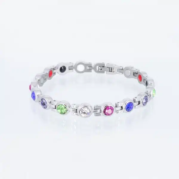 Ein silbernes Magnetarmband mit Zirkoniasteinen in den Farben weiß, grün, rosa, lila und brombeer