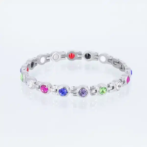 Ein silbernes Magnetarmband mit Zirkoniasteinen in den Farben weiß, grün, rosa, lila und brombeer