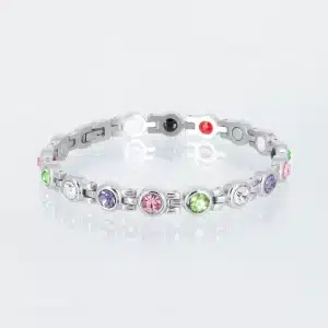 Ein silbernes Magnetarmband mit Zirkoniasteinen in den Farben weiß, grün, rosa und lila