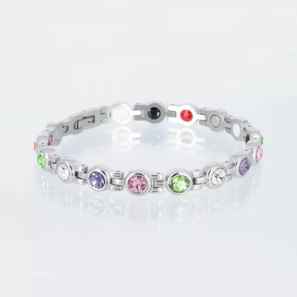 Ein silbernes Magnetarmband mit Zirkoniasteinen in den Farben weiß, grün, rosa und lila