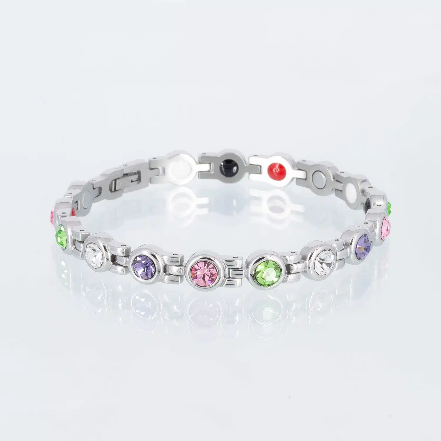 Ein silbernes Magnetarmband mit Zirkoniasteinen in den Farben weiß, grün, rosa und lila