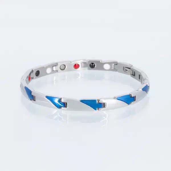 Ein silbernes Energiearmband mit metallic blauen Akzenten
