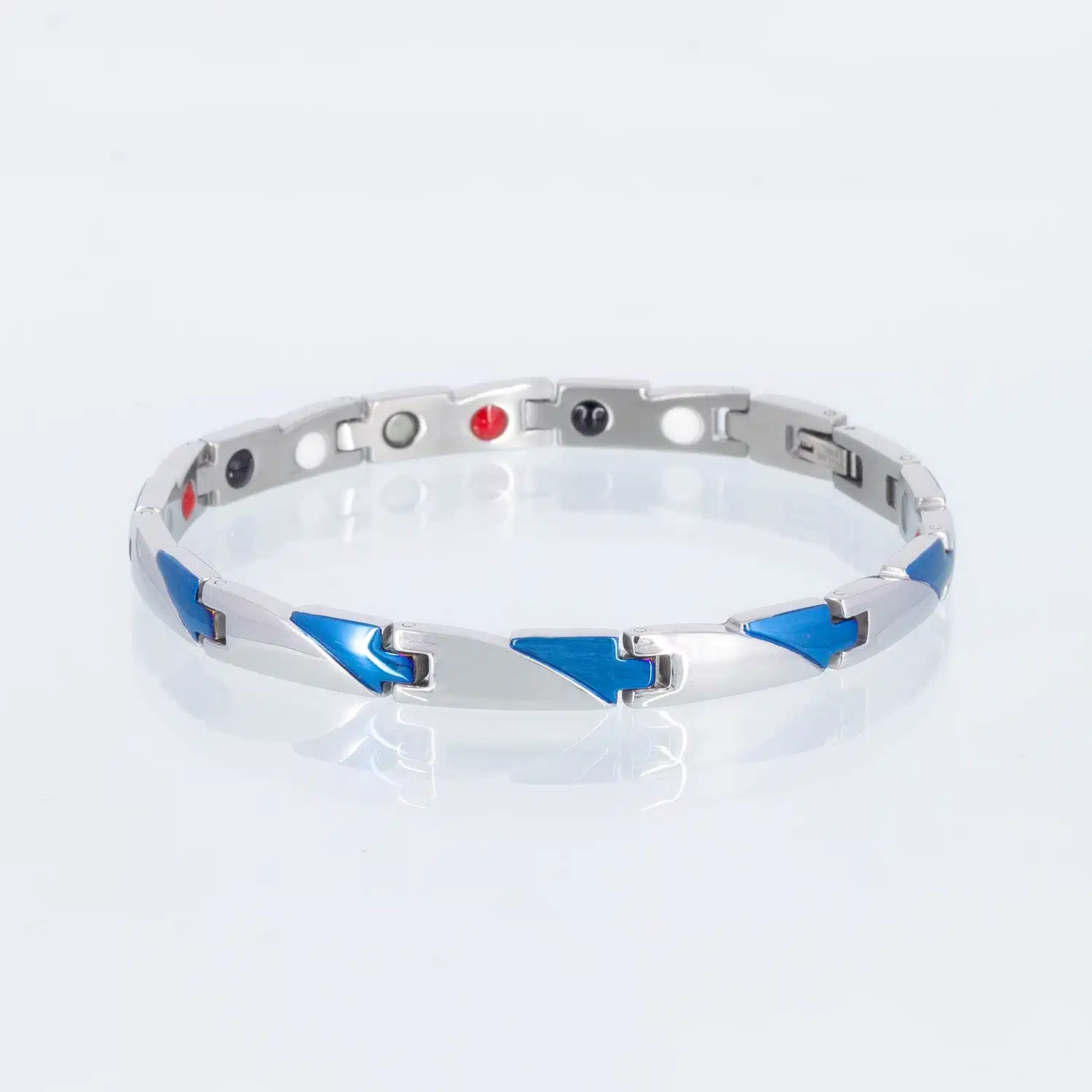 Ein silbernes Energiearmband mit metallic blauen Akzenten