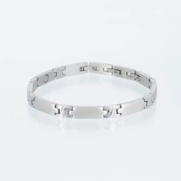 Ein silbernes Magnetarmband, matt gebürstet, mit glänzenden Zwischengliedern