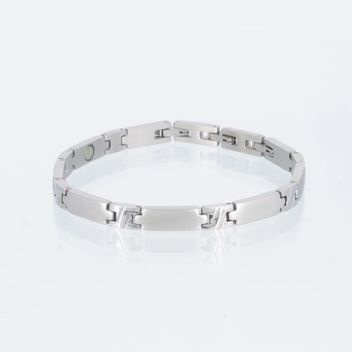 Ein silbernes Magnetarmband, matt gebürstet, mit glänzenden Zwischengliedern