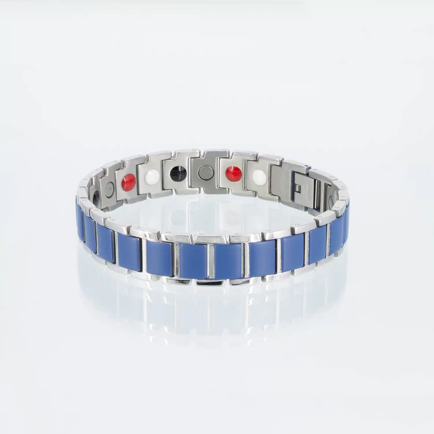 Ein silbernes Energiearmband mit blauen Gliedern