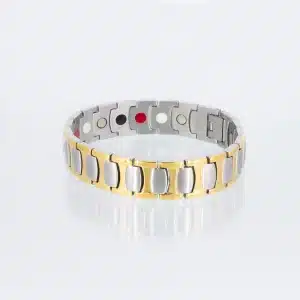 Ein silbernes Energiearmband mit goldenen Zwischengliedern