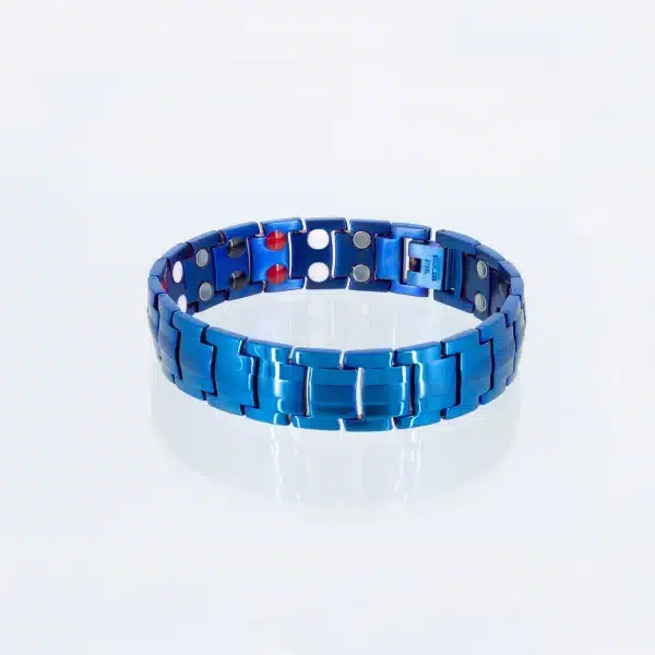 Ein doppelreihiges Energiearmband mit einer blauen Beschichtung