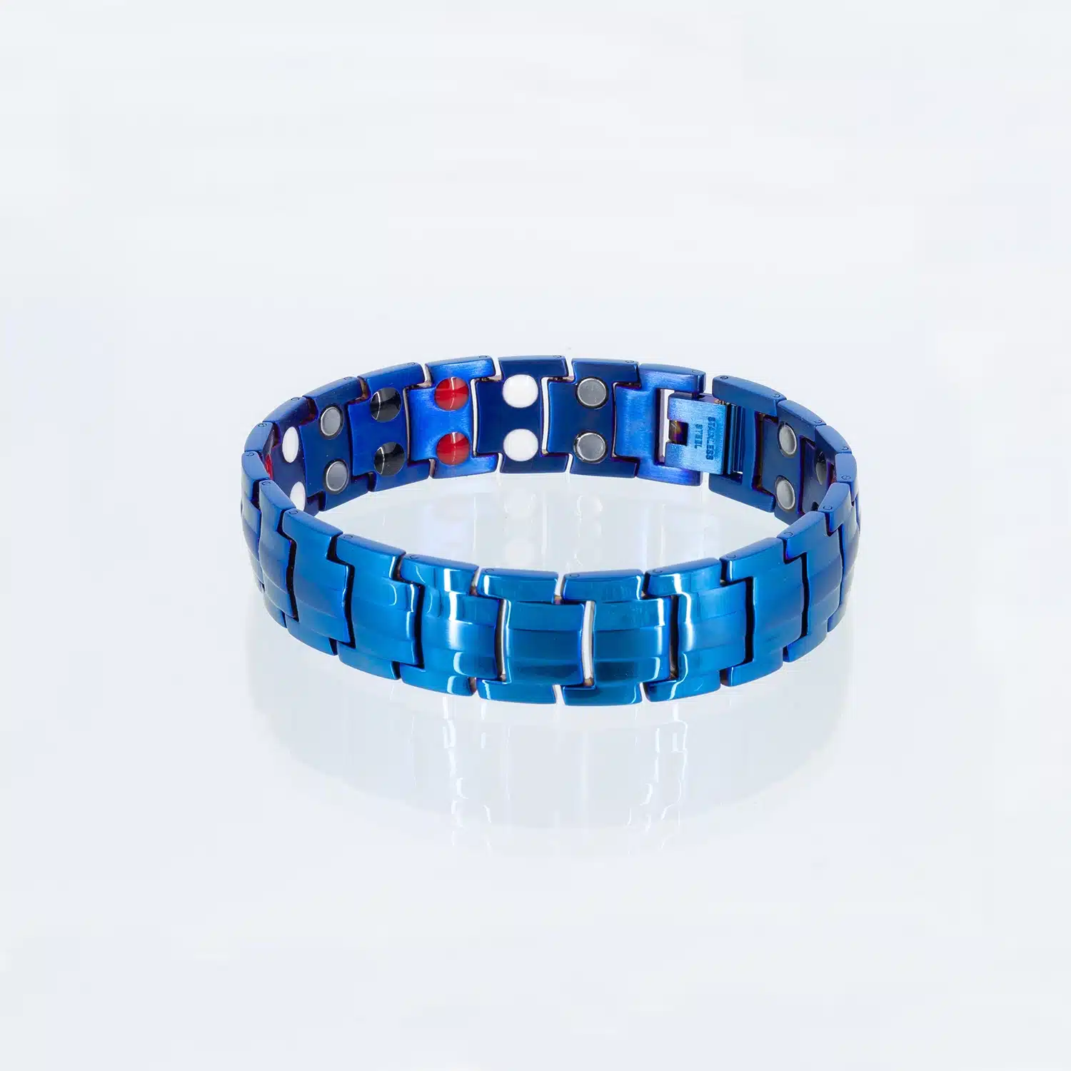 Ein doppelreihiges Energiearmband mit einer blauen Beschichtung