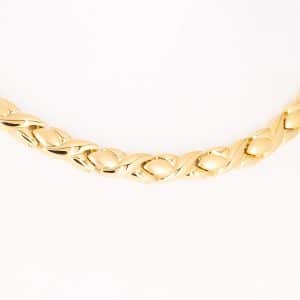 Eine goldene Magnetkette mit mattierten Ellipsen und glänzenden Zwischenteilen