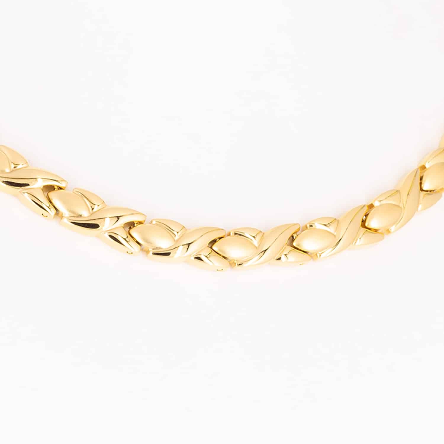 Eine goldene Magnetkette mit mattierten Ellipsen und glänzenden Zwischenteilen