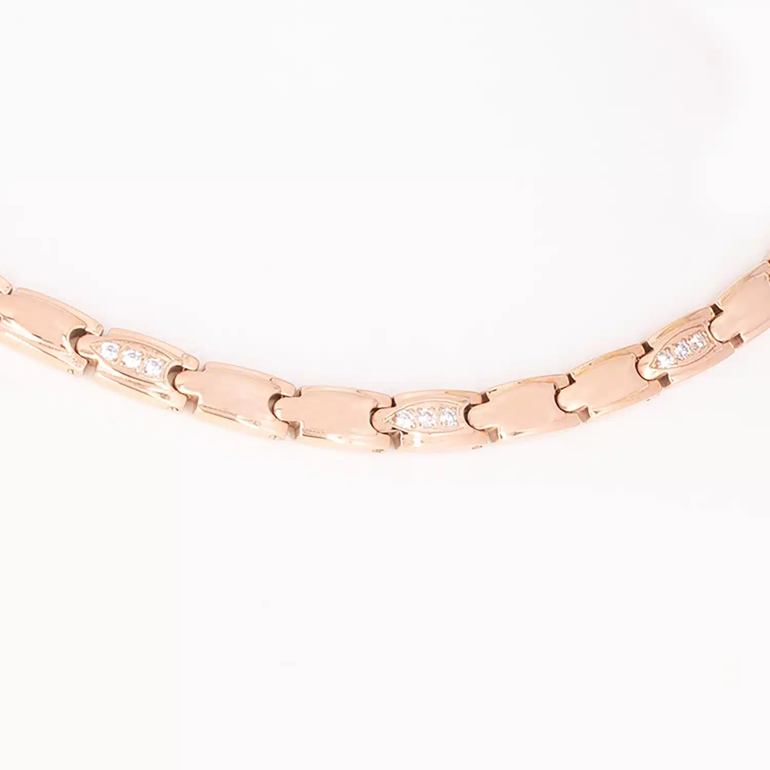 Eine rosegoldene Magnetkette mit zahlreichen weißen Zirkoniasteinen
