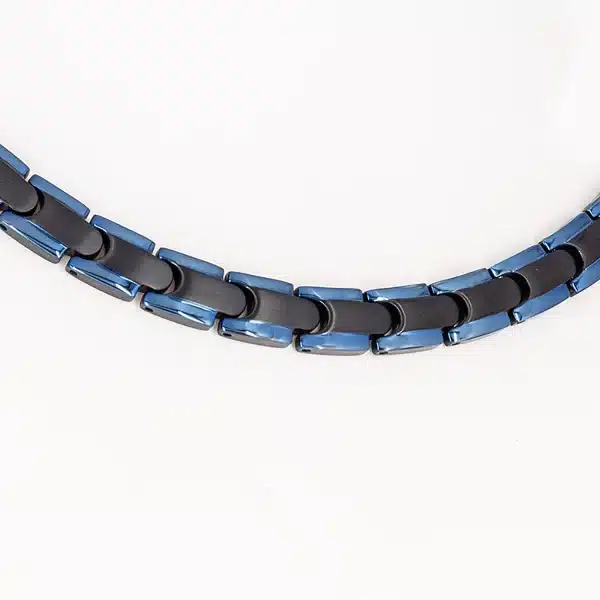 Eine schwarze Magnetkette aus Titan mit blauen Rändern