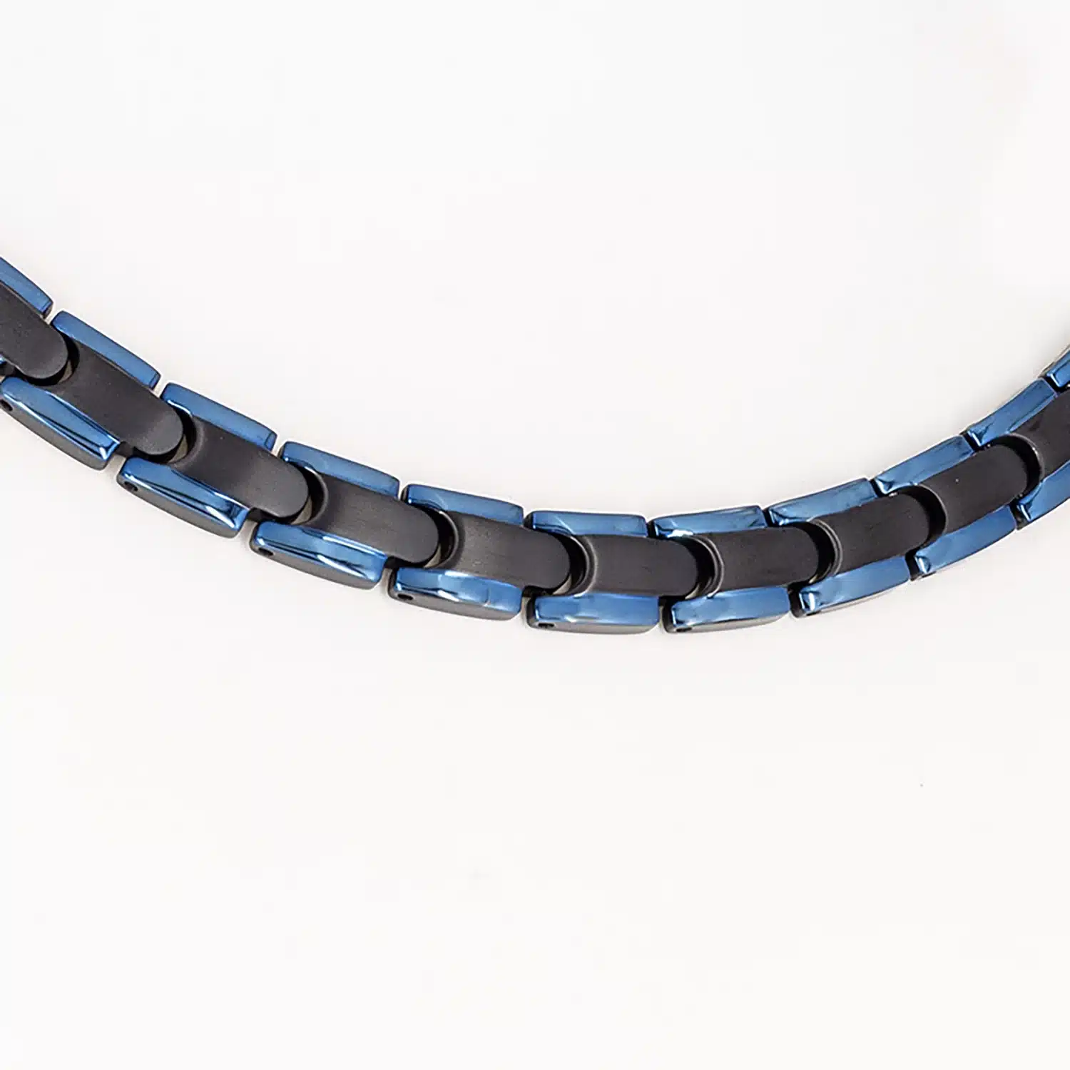 Eine schwarze Magnetkette aus Titan mit blauen Rändern