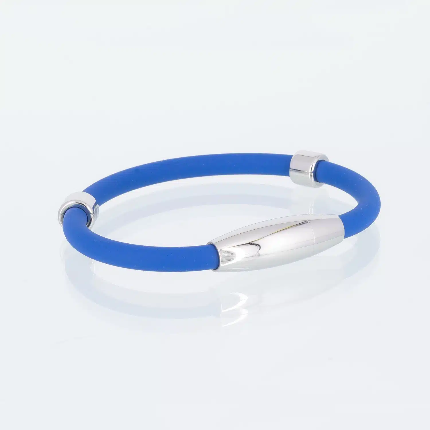 Ein blaues Sportarmband mit einem Magnetverschluss