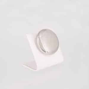 Ein runder Powermagnet, der an einem Kleidungsstück befestigt werden kann