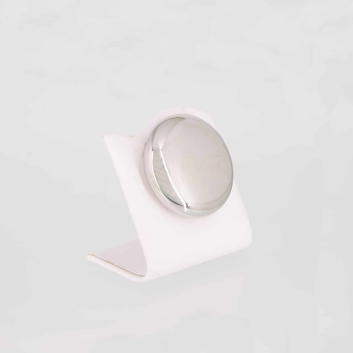 Ein runder Powermagnet, der an einem Kleidungsstück befestigt werden kann