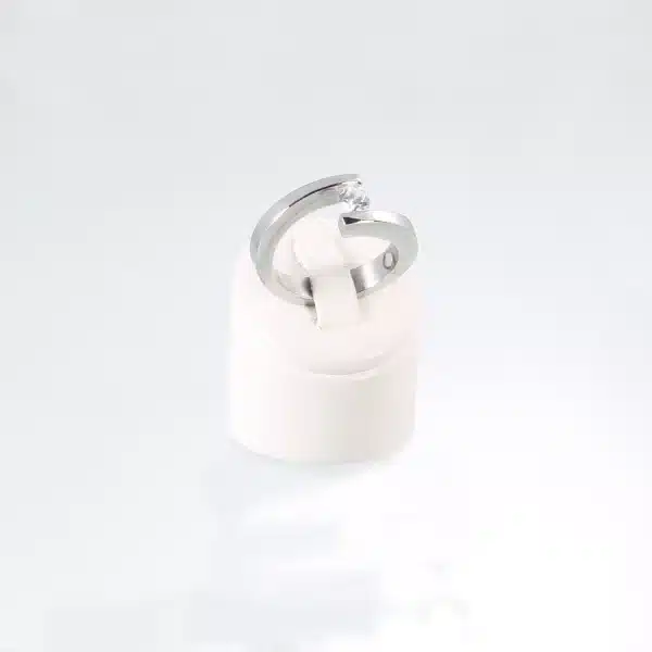Ein silberner Magnetring mit einer glänzenden Oberfläche und einem eingespannten Zirkoniastein