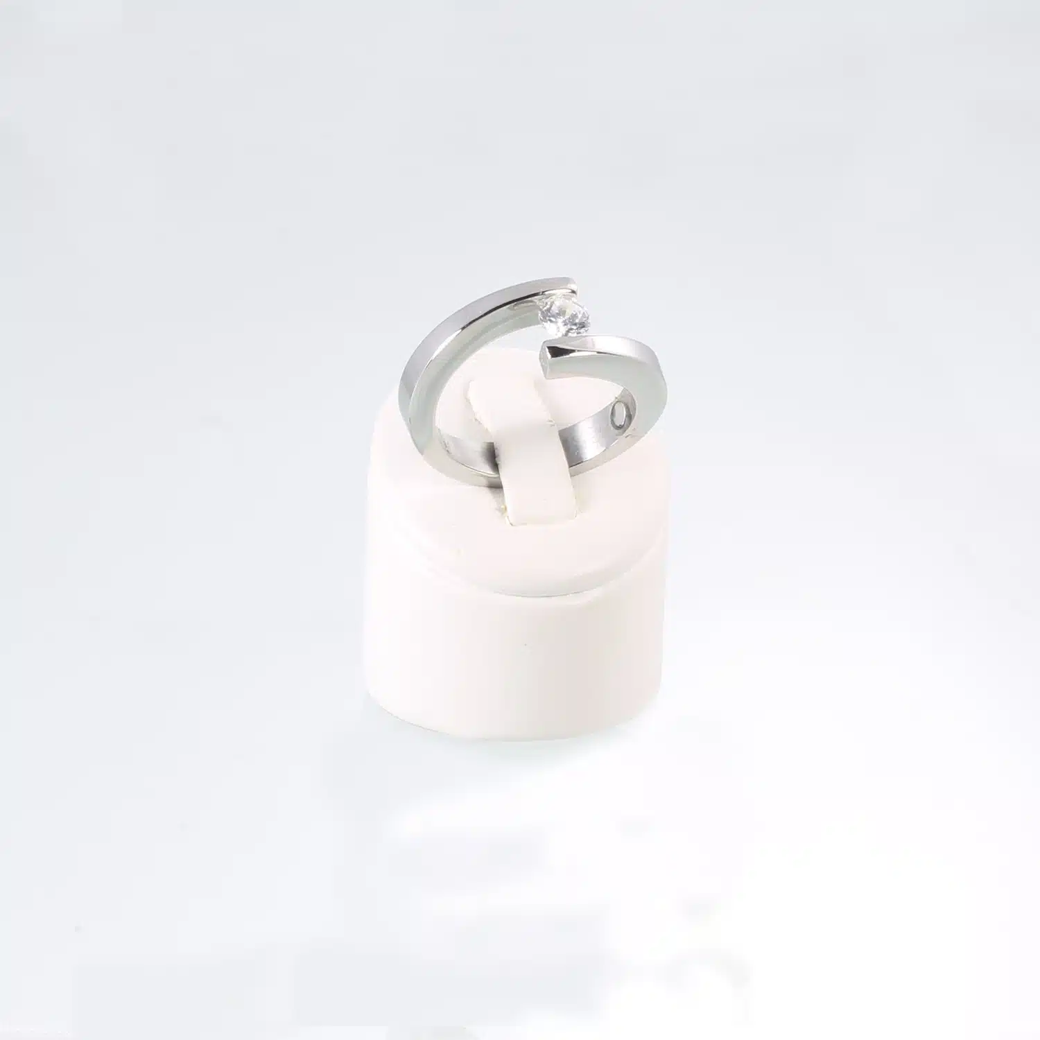 Ein silberner Magnetring mit einer glänzenden Oberfläche und einem eingespannten Zirkoniastein
