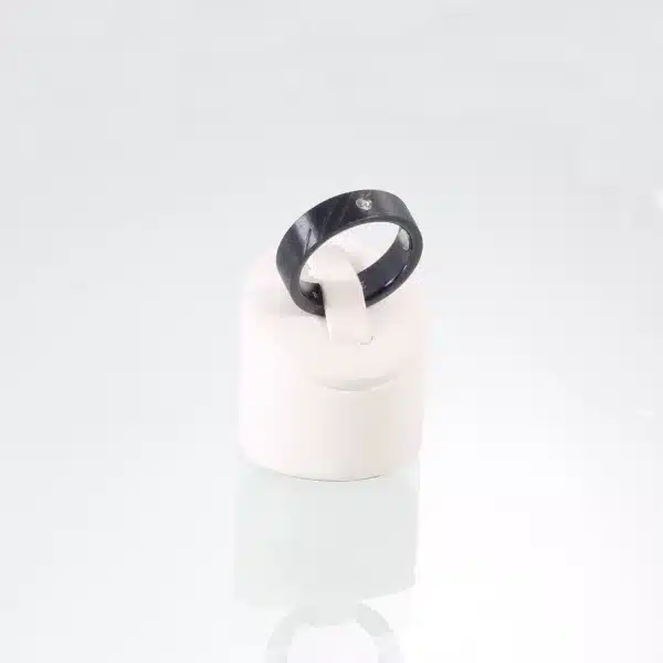 Ein schwarzer Magnetring mit einer mattierten Oberfläche und einem eingelassenen Zirkoniastein