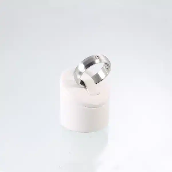 Ein silberner Magnetring mit einer mattierten Oberfläche und einem eingelassenen Zirkoniastein