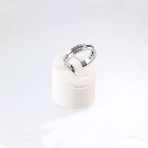Ein silberner Magnetring mit einer mattierten Oberfläche und einem eingelassenen Zirkoniastein