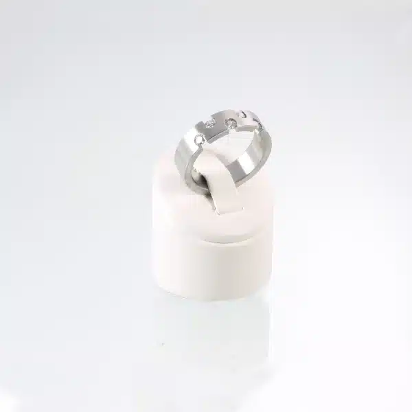 Ein silberner Magnetring mit 5 weißen Zirkonisteinen