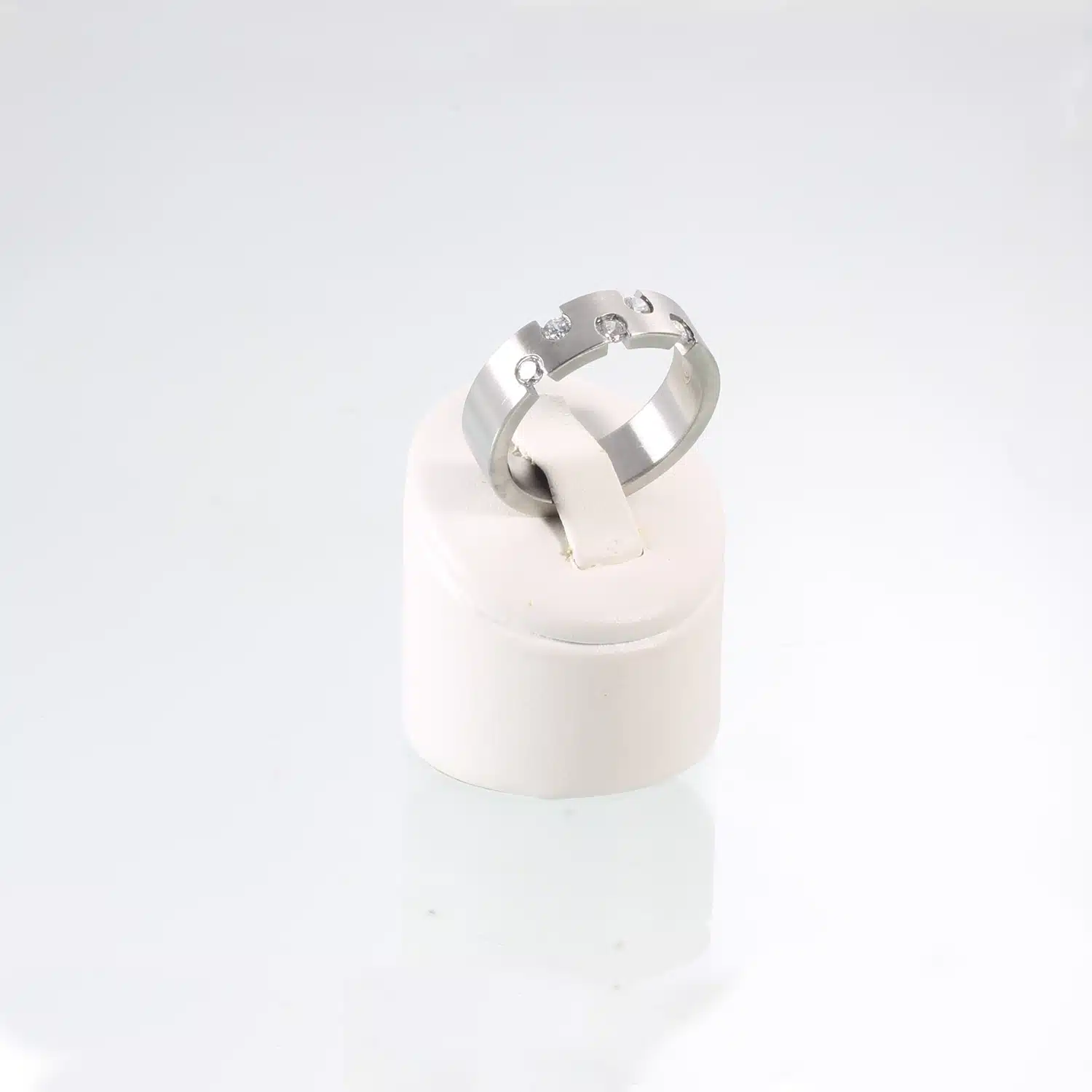 Ein silberner Magnetring mit 5 weißen Zirkonisteinen
