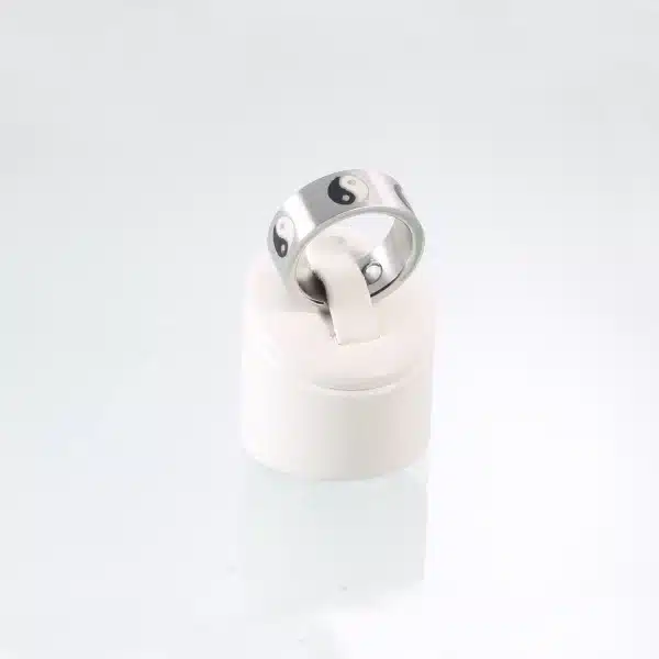 Ein silberner Magnetring mit einer mattierten Oberfläche und Yin Yang Symbolen