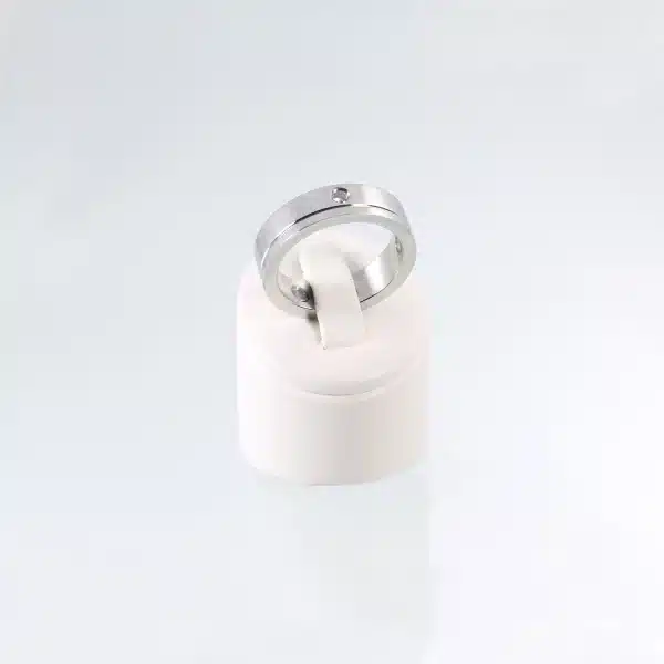 Ein silberner Magnetring glänzend poliert mit einem eingelassenen Zirkoniastein