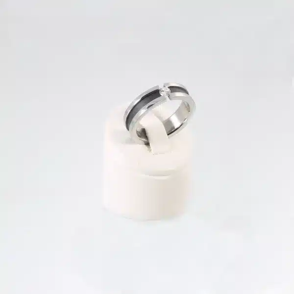 Ein silberner Magnetring mit einer schwarzen Ionenplattierung in der Mitte und einem eingespannten Zirkoniastein