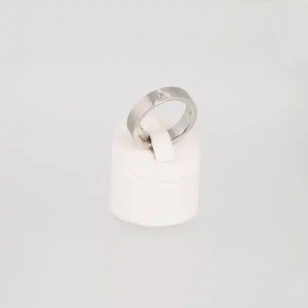 Ein silberner Magnetring mit einem eingelassenen Zirkoniastein