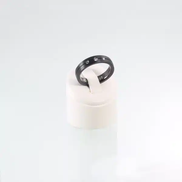 Ein schwarzer Magnetring mit 3 eingelassenen Zirkoniasteinen