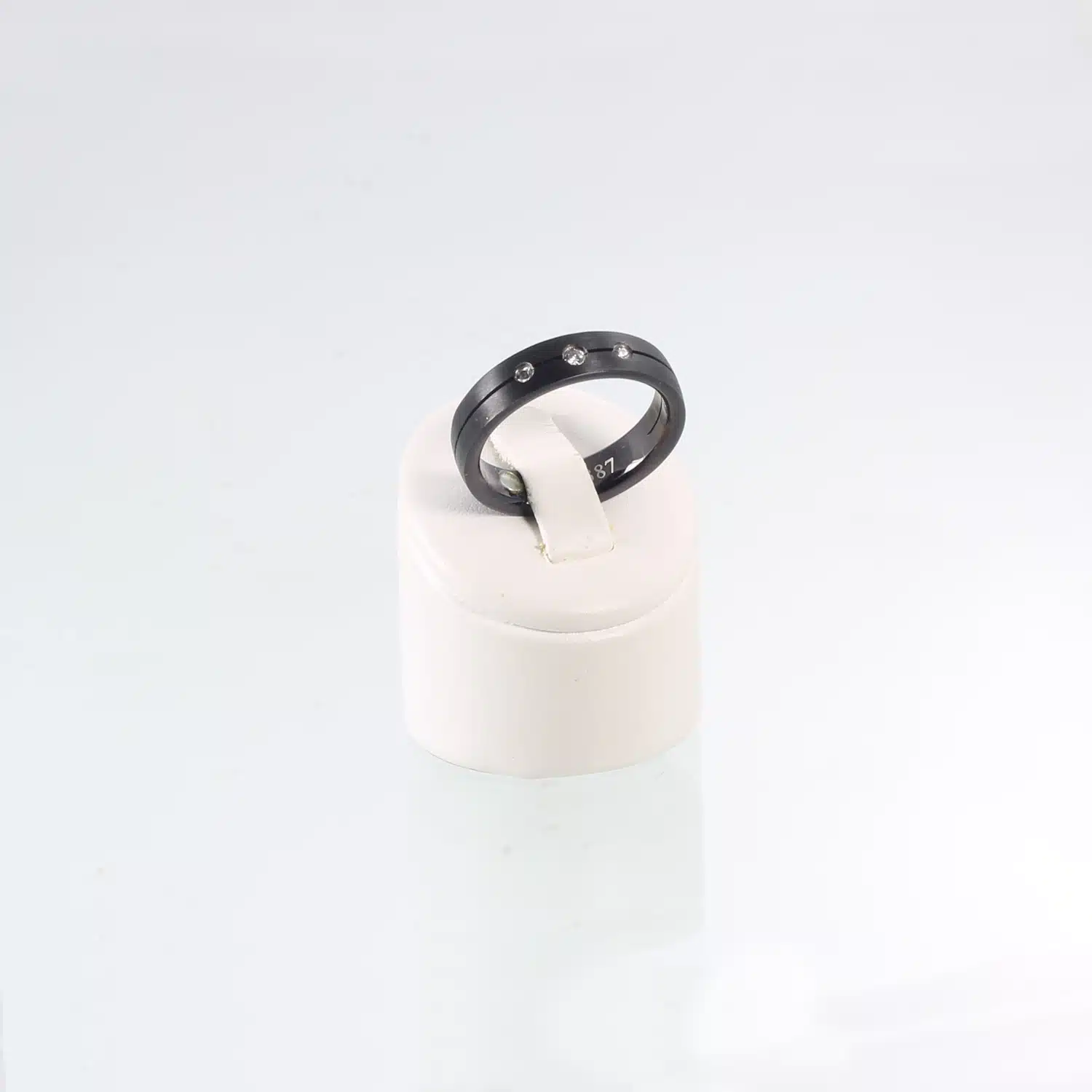 Ein schwarzer Magnetring mit 3 eingelassenen Zirkoniasteinen