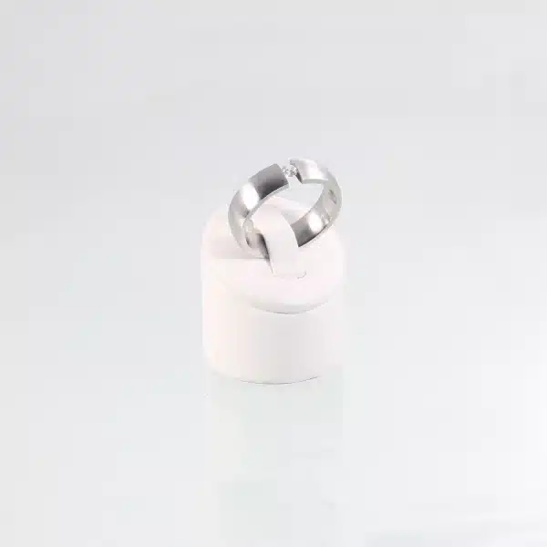Ein silberner Magnetring mit einer mattierten Oberfläche und einem eingespannten Zirkoniastein