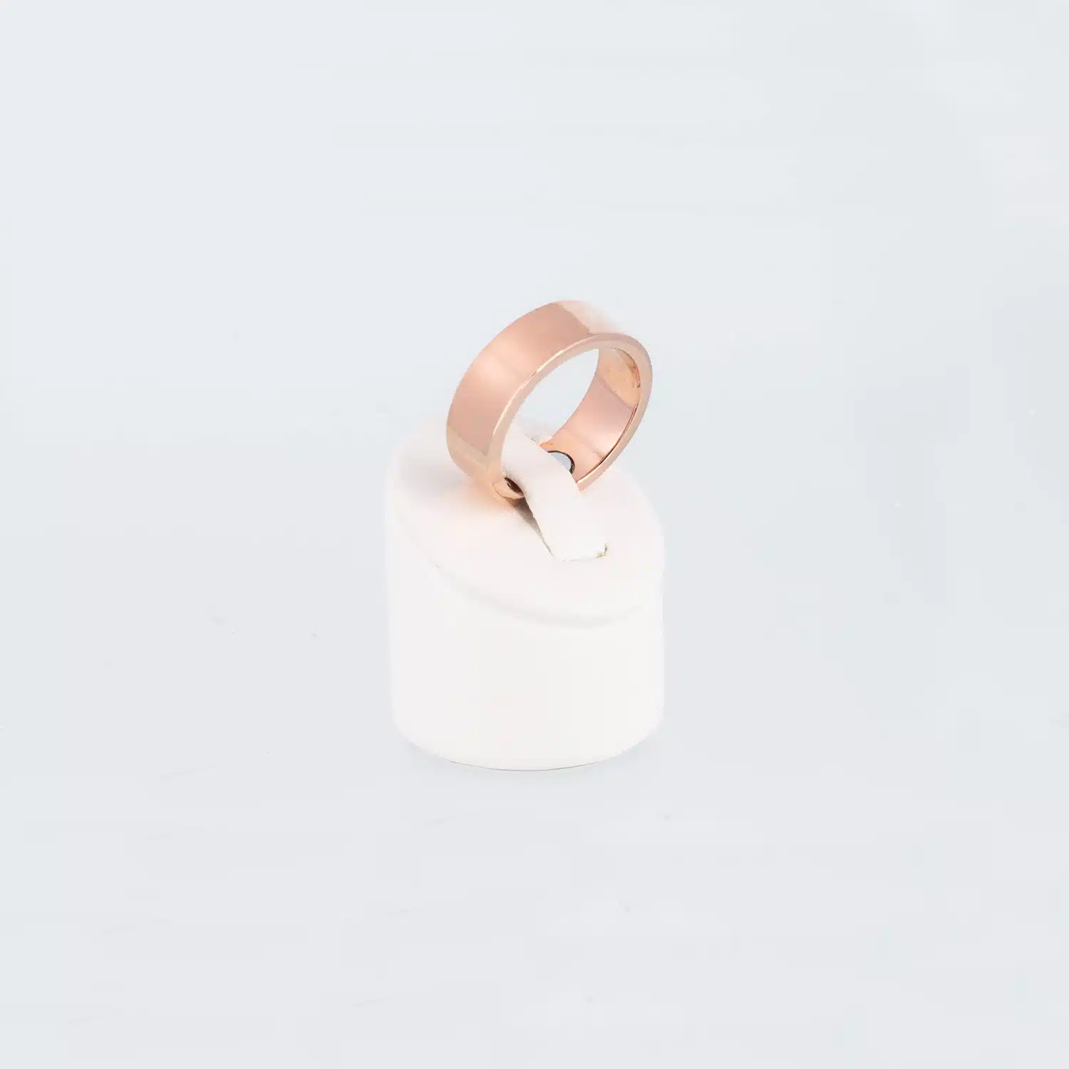 Ein rosegoldener Magnetring mit einer glänzenden Oberfläche