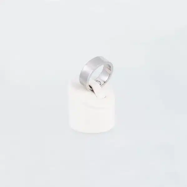 Ein silberner Magnetring mit einer glänzenden Oberfläche